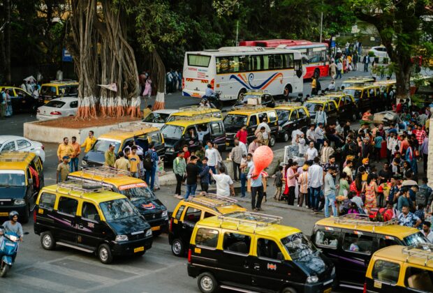 severe heatwave alert, moving crowd and taxi in mumbai