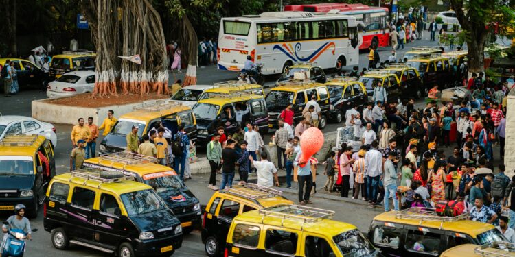 severe heatwave alert, moving crowd and taxi in mumbai